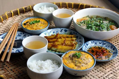 ベトナムの家庭料理に見る盛り付けの美学なぜ料理は一つの丸いお盆に並べられるのか