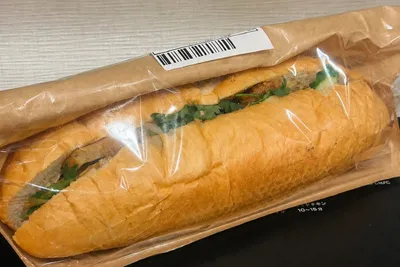 テイクアウト用に包装したベト屋のバインミー
