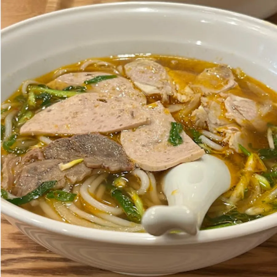 具だくさんのスープで味わうブンボーフエ