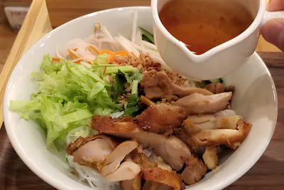 たれをかけて食べる和え麺タイプのブン