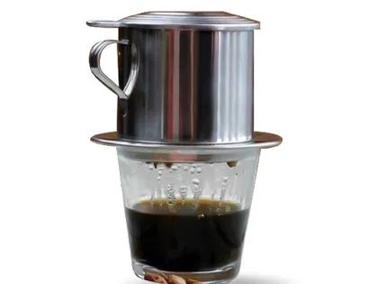 ベトナム式フィルターで淹れたブラックコーヒー