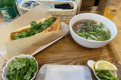 バインミーとフォーを並べたベト屋の食卓