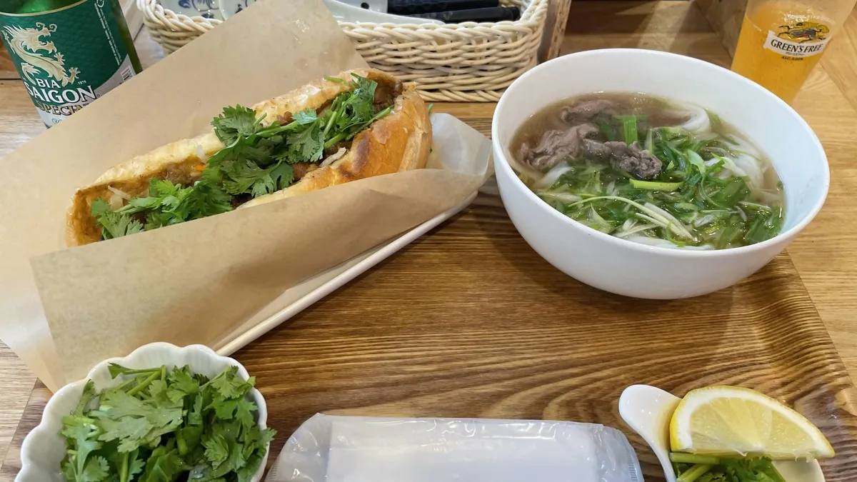 バインミーとフォーを並べたベト屋の食卓