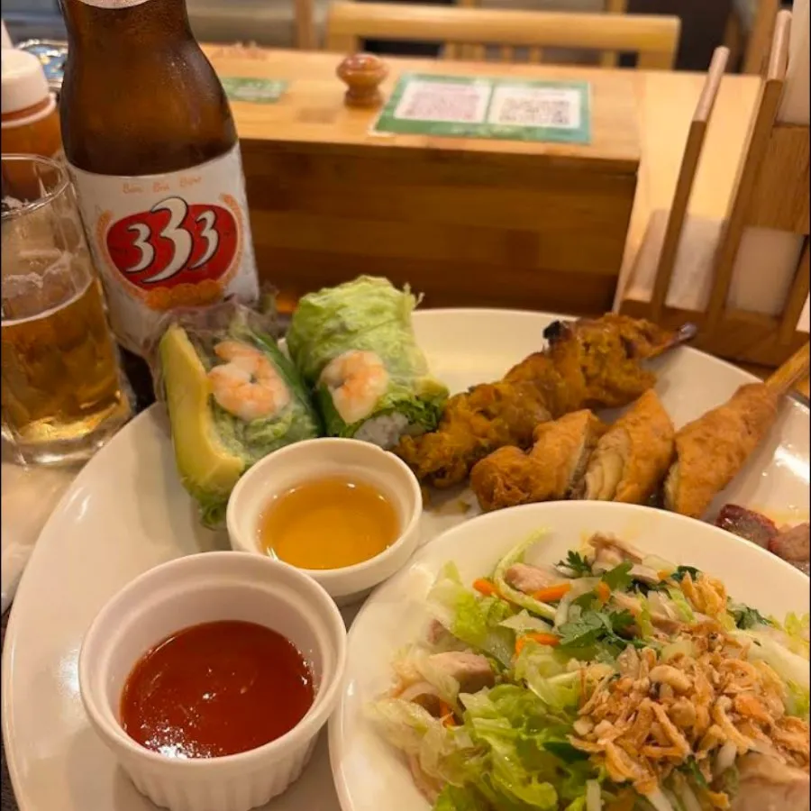 テーブルに並んだベトナム料理と、あたたかいスープ