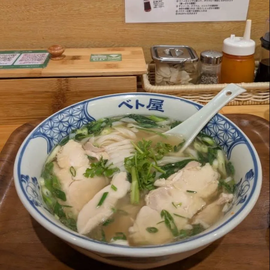 二日酔いの翌日にも食べやすい、鶏肉フォーの一杯