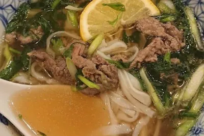 湯気の立つベト屋のフォーのスープ