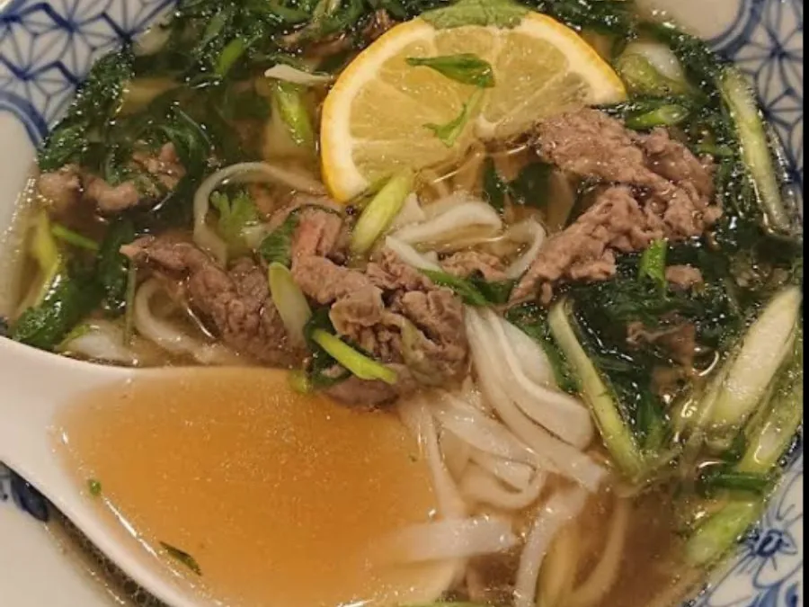 湯気の立つベト屋のフォーのスープ
