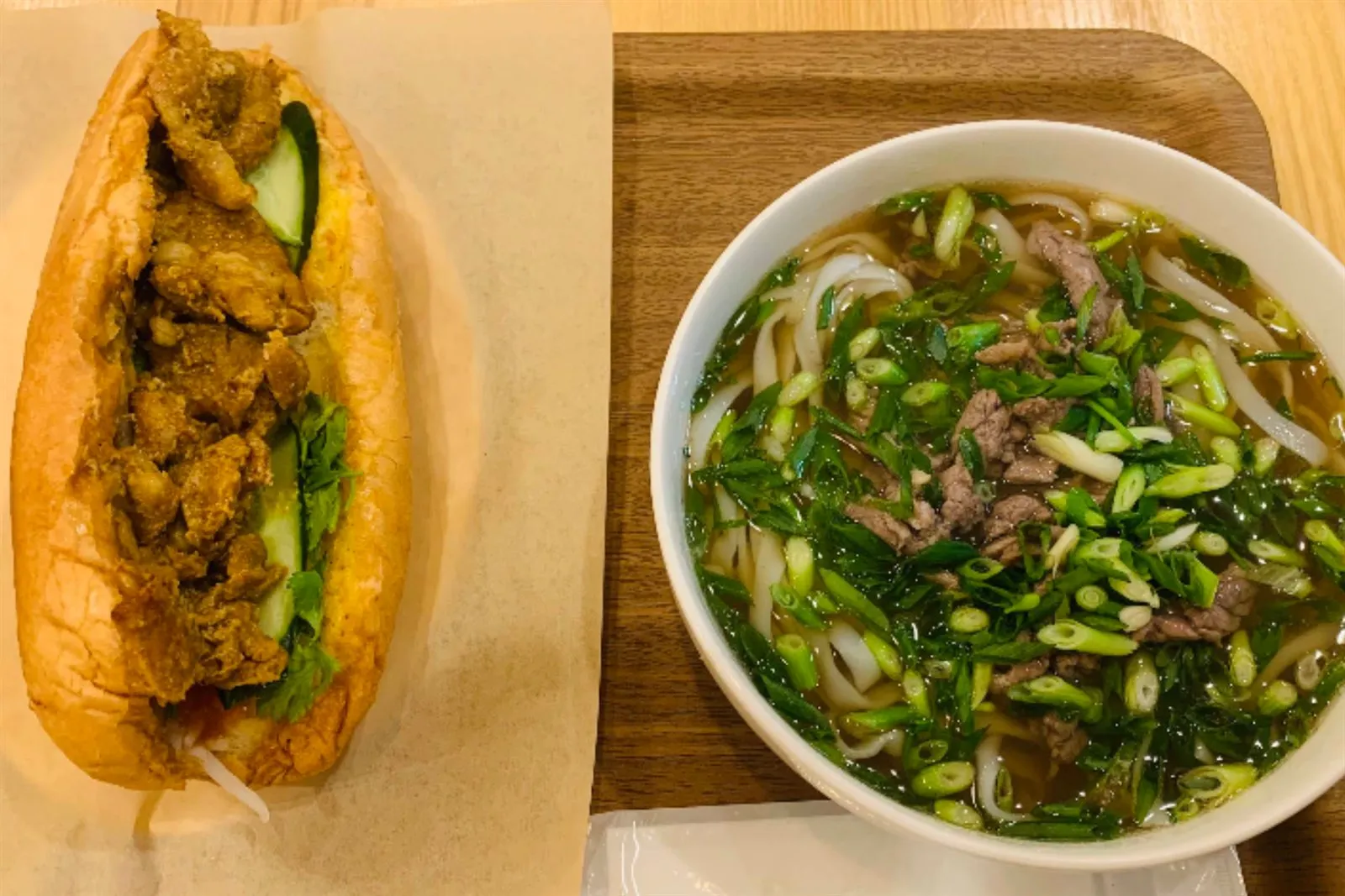 フォーとバインミーを並べたランチのトレー