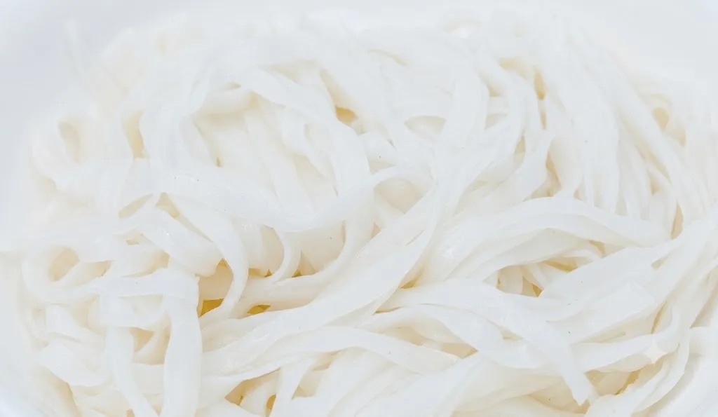 Sợi phở tươi trắng ngần vừa ra lò