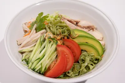 一番茶を練り込んだ緑色の麺の冷やし煎茶フォー