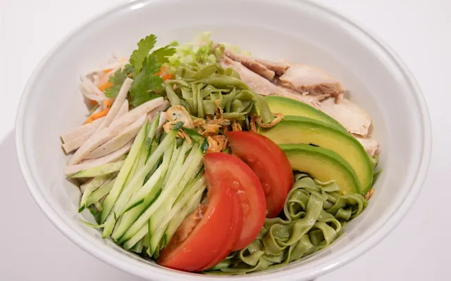 一番茶を練り込んだ緑色の麺の冷やし煎茶フォー
