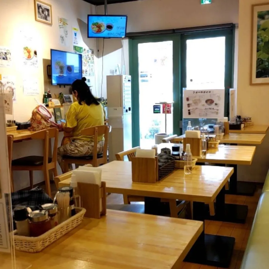 一人ランチを楽しむお客さまのいる、昼のベト屋の店内