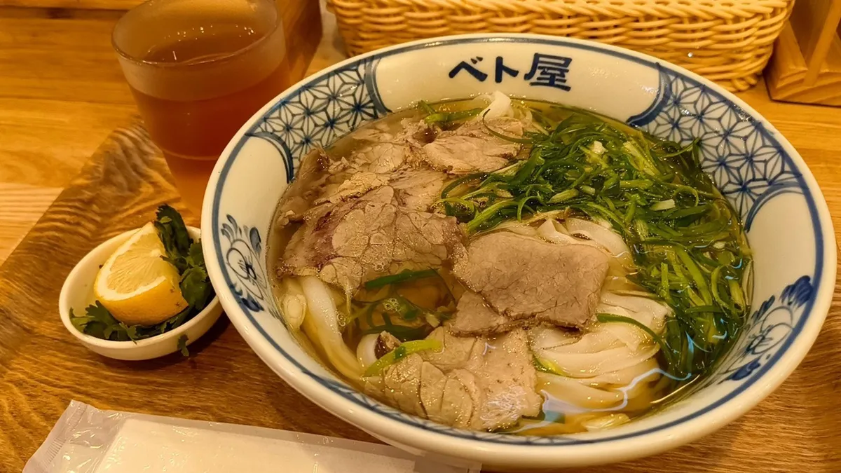 ベトナム料理 辛くない一杯、何も加えていないフォー