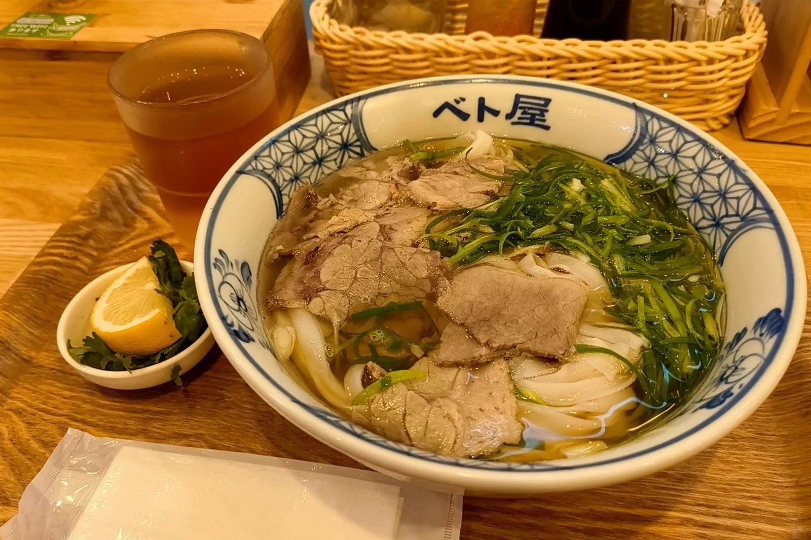 ベトナム料理 辛くない一杯、何も加えていないフォー