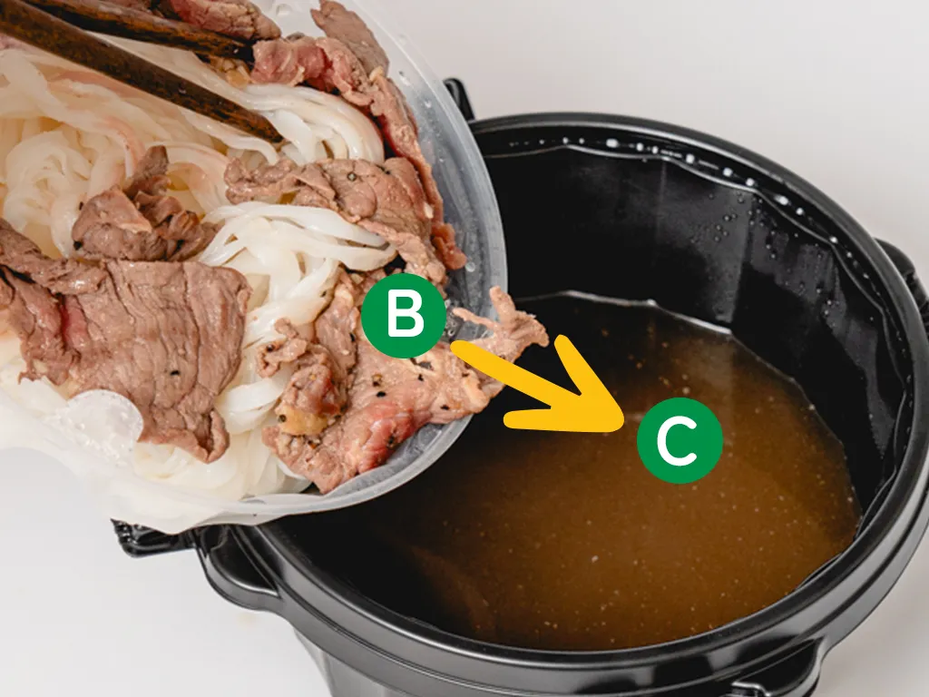 中蓋（B）の麺と肉を、温めたスープ（C）に箸で移す様子。