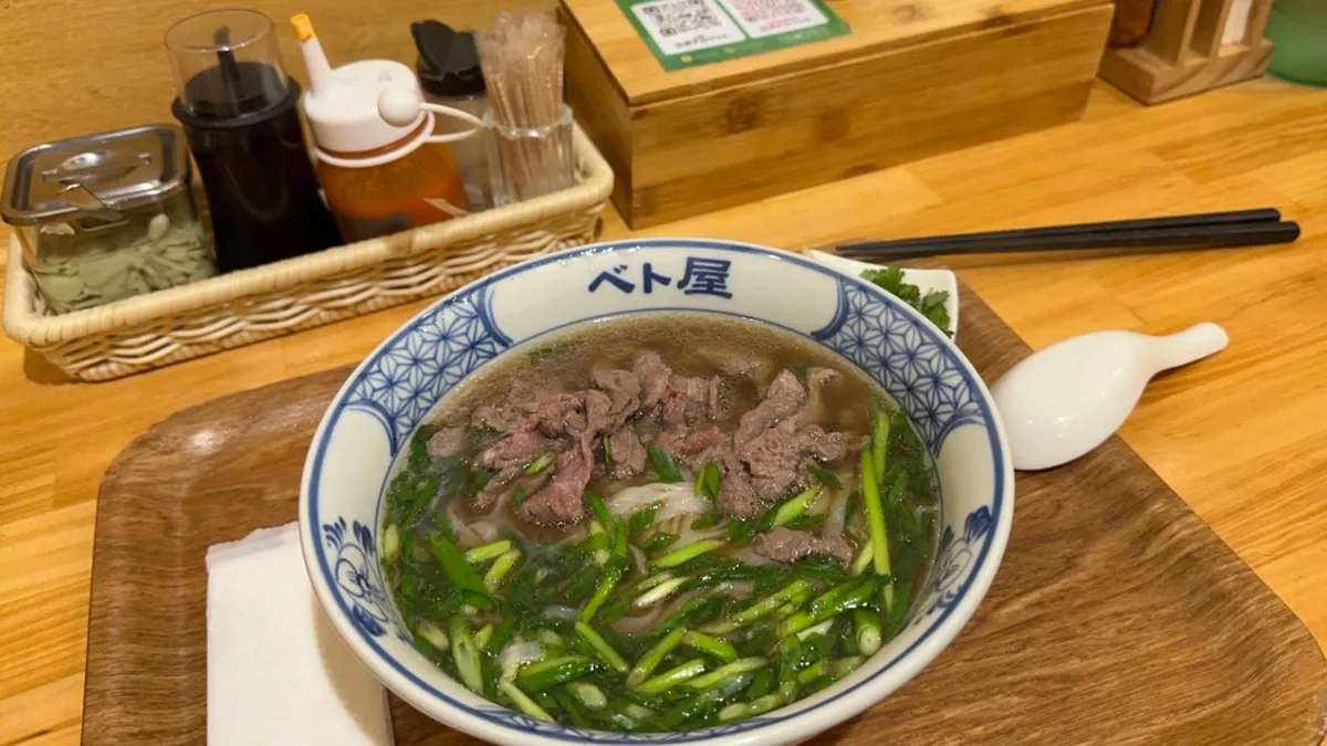 築地 朝食に一杯、ベト屋の定番牛肉フォー