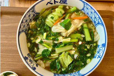 たっぷりの野菜をのせた野菜フォーを上から見たところ