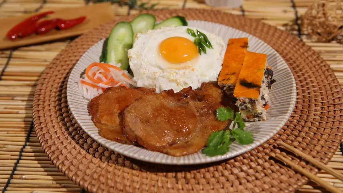 What is “broken rice” and what is “comtam”?