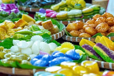 ベトナムの伝統菓子 色鮮やかなバインが並ぶ市場の風景